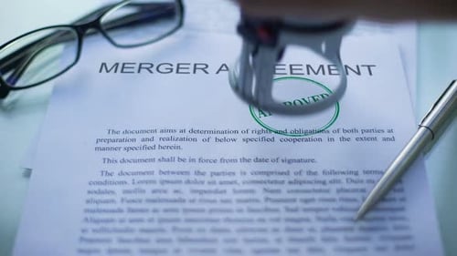 Accord de fusion approuvé, sceau à la main des officiels sur le document commercial