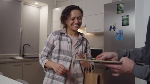 Erwachsene Frau bestätigt die Entbindung per Esignure am Tablet Indoors