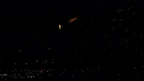 Abends blinkt ein Feuerwerk