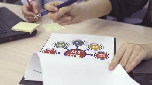 Geschäftsfrauen, die im Büro mit den Charts arbeiten
