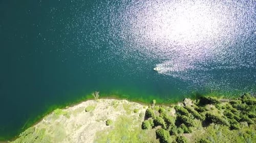Le lac Kolsay entre collines et montagnes verdoyantes
