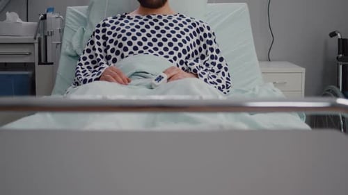 Portrait d'un homme malade portant un tube à oxygène nasal souffrant d'une maladie respiratoire