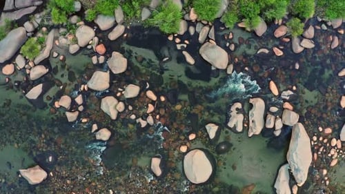 Imagens de vídeo do fundo do rio - Imagens aéreas de um rio