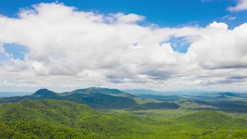 Vue aérienne, nuages se déplaçant sur les montagnes pendant la journée,