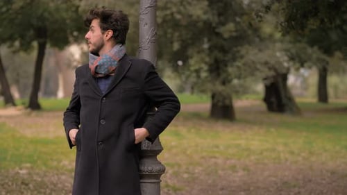 compromisso, tarde.Homem atraente sozinho no parque à espera da namorada