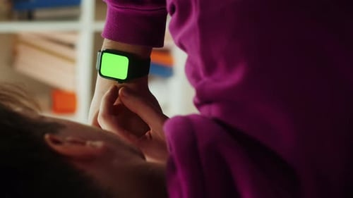 Vídeo vertical de hombre usando reloj inteligente con croma key closeup