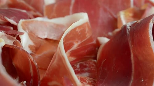 Jamon auf dem Teller. In Bewegung schießen.