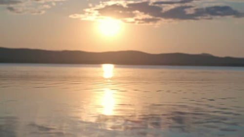 Regarder coucher de soleil sur le lac