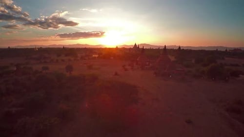 Survol des temples de Bagan au coucher du soleil