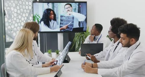 Un equipo internacional de médicos analiza los resultados de la radiografía del tratamiento durante una videoconferencia