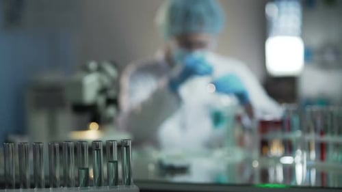 Des chimistes expérimentés développent des cosmétiques de haute qualité dans un laboratoire de cosmétologie