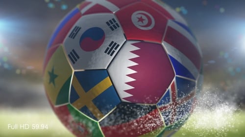 Flagge Katars auf einem Fußball - Fußball im Stadion