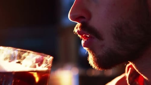 Nahaufnahme eines Mannes, der Bier trinkt