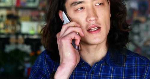 Gros plan d'un homme parlant sur un téléphone portable