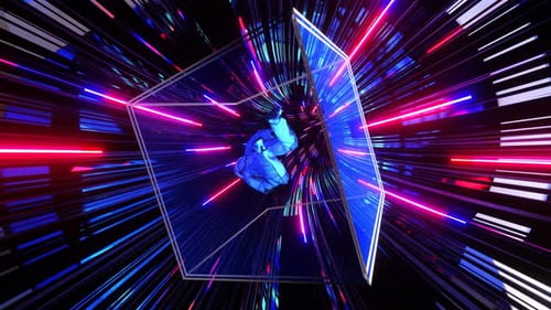 Un astronaute flottant dans un cube de verre survolant un hypertunnel