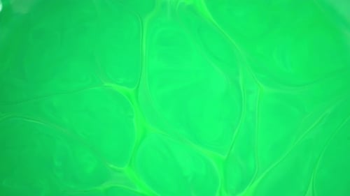 Filmmaterial. Tinte in Wasser. Grüne Tinte reagiert im Wasser und erzeugt einen abstrakten Hintergrund.