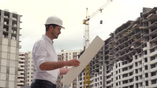 Portrait d'un jeune ingénieur architecte constructeur homme d'affaires portant un casque blanc dans un