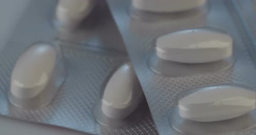 Verschreibungspflichtige Medikamente - Kapseln, Tabletten, Tabletten auf reflektierendem Hintergrund