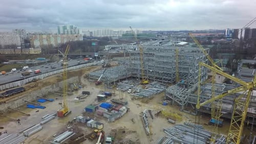 Baustelle mit Stahlkonstruktionen in Moskau, Luftaufnahme