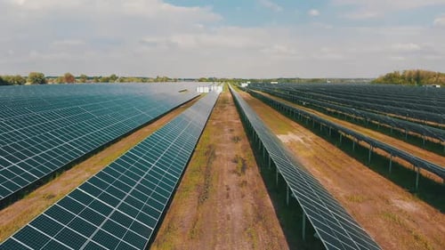 Solarpark. Solarkraftwerk mit Luftaufnahme. Paneele stehen in Reihe auf grüner Wiese