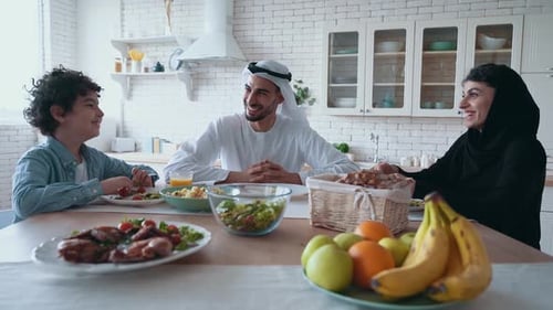 arabische Familie verbringt Zeit miteinander zu Hause