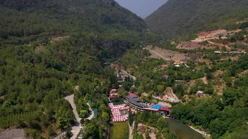 Restaurante en el río