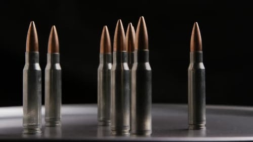 Filmmusik rotierende Aufnahme von Kugeln auf einer metallischen Oberfläche - BULLETS
