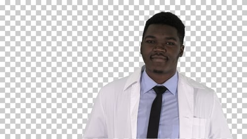 Médico africano masculino em pé com as mãos nos bolsos alfa