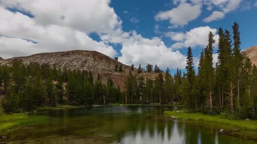 Laps de temps des nuages au-dessus d'un magnifique lac de montagne