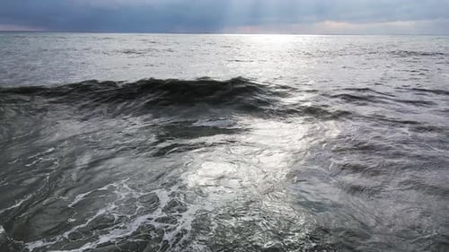 Olas poderosas que se forman rompiendo en la orilla y salpicando con espuma blanca