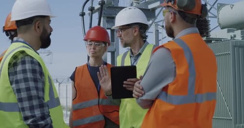 Foreman explica los datos a los empleados de la central eléctrica