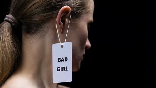 Lady Tearing Bad Girl Label From Ear, Protesto contra a vergonha e a rotulagem