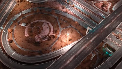 4K : Vue aérienne par Drone Hyperlapse de la route de jonction à plusieurs niveaux de l'autoroute.