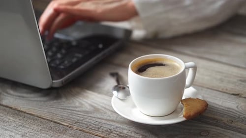 Un autónomo trabaja en una computadora portátil, escribiendo escribiendo con sus manos para enviar