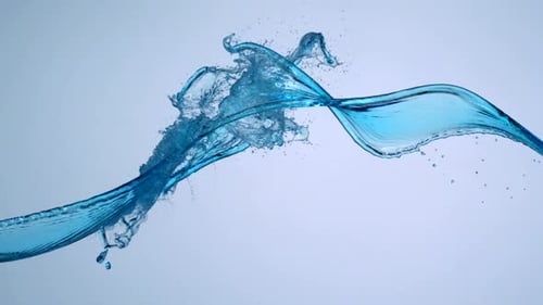 Blauer Wasserspritz, langsame Bewegungen