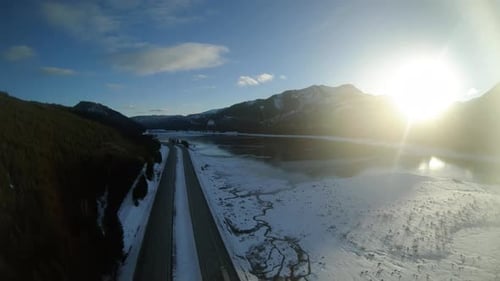 Route panoramique Washington Mountain Freeway Snowy Lake à Golden Hour