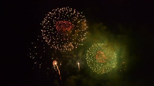 Spectaculaire feu d'artifice scintillant et coloré