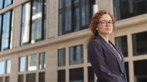 Femme d'affaires caucasienne en plein air