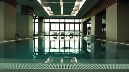 Leeres Schwimmbad im Innenbereich des Luxushotels
