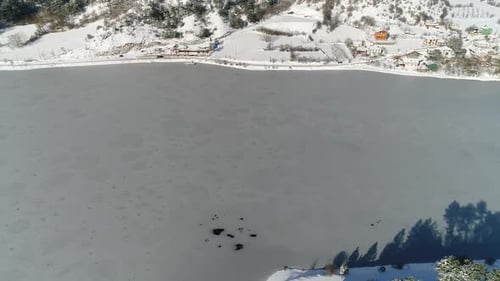 Gefrorener See und Schnee.