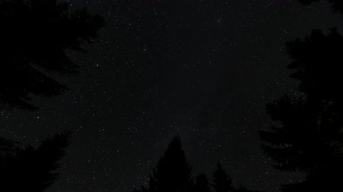 Une vidéo épique sur le mouvement des étoiles et des nuages dans le ciel nocturne