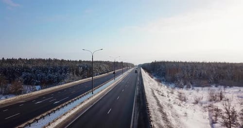 Autobahnstraße mit Autos und Lastwagen auf der Straße im Winter