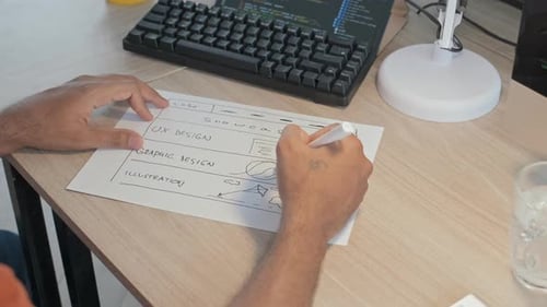 Programmierer-Zeichnungsschema auf Blatt Papier