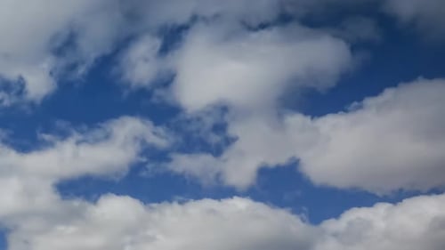 Zeitraffer fliegender Wolken