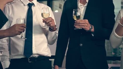 Empresários de sucesso bebem vinho e champanhe no jantar no salão de baile
