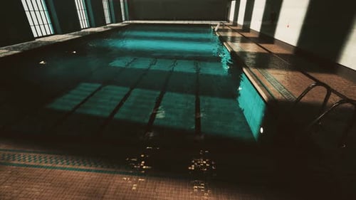 Der Blick auf ein leeres öffentliches Schwimmbad im Innenbereich