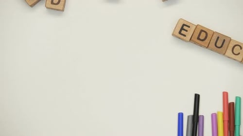 Palavra educativa feita de cubos, cursos pré-escolares, futuro brilhante e conhecimento