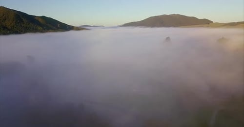 Berge über Nebel