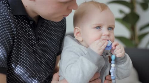 Vater, Sohn und Schnuller
