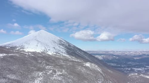 Au sommet de la montagne Rtanj par un jour d'hiver, images de Drone 4K